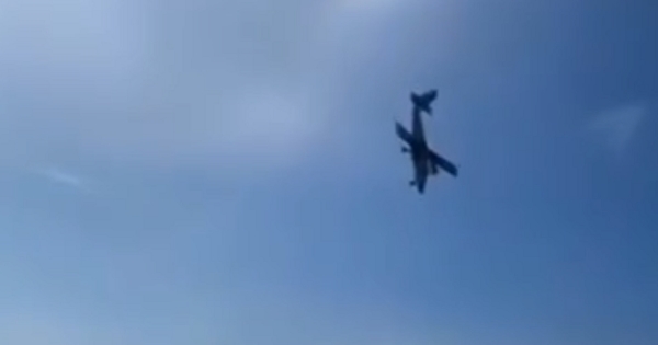 Khoảnh Khắc Máy Bay Đáp Khẩn Cấp, Đè Ôtô Trên Cao Tốc Mỹ Khoảnh Khắc Máy Bay Đáp Khẩn Cấp, Đè Ôtô Trên Cao Tốc Mỹ