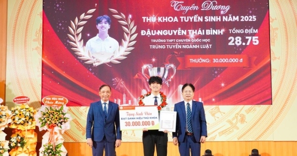 Thủ khoa trích 10 triệu đồng học bổng tặng bạn bè tân sinh viên có hoàn cảnh khó khăn