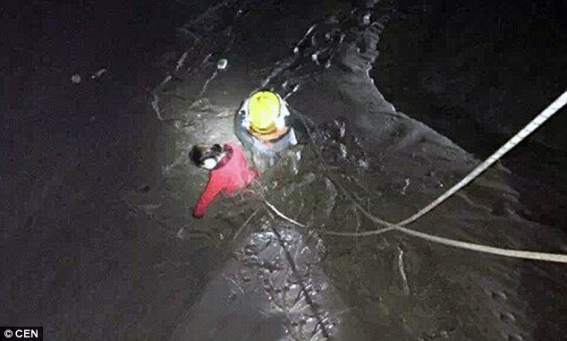 Người yêu mới, người yêu cũ nhảy sông thử lòng bạn trai ảnh bài