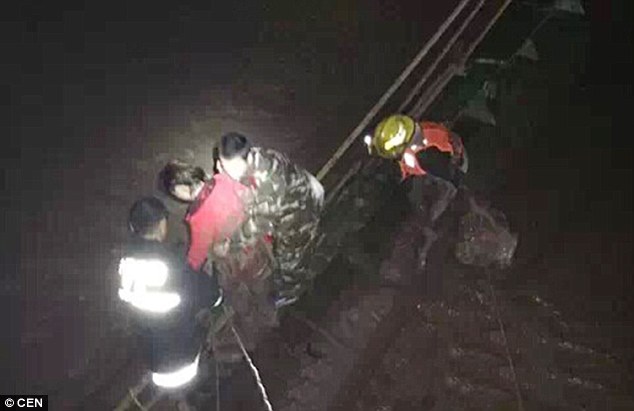 Người yêu mới, người yêu cũ nhảy sông thử lòng bạn trai ảnh trong bài