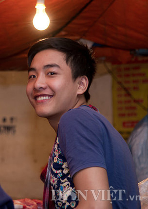 Chàng trai bán thịt lợn có gương mặt đẹp như tài tử