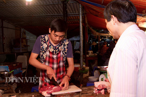 Chàng trai bán thịt lợn có gương mặt đẹp như tài tử