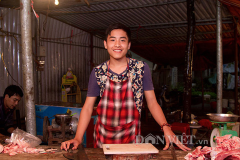 Chàng trai bán thịt lợn có gương mặt đẹp như tài tử
