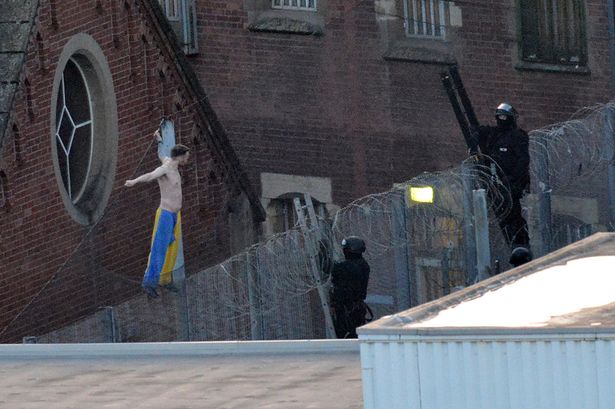 tu-nha-treo-len-mai-nha