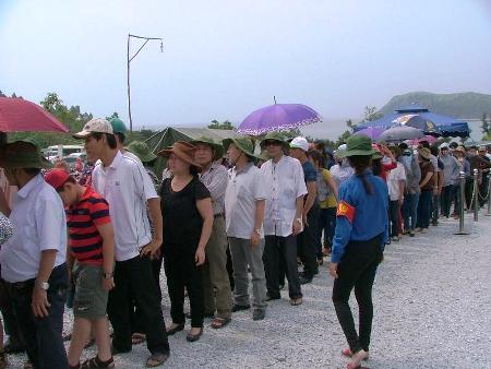Các em học sinh trở thành “hướng dẫn viên” ở Khu mộ Đại tướng Võ Nguyên Giáp
