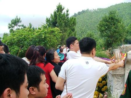 Dòng người kính cẩn nghiêng mình thắp hương trước phần mộ Người