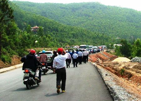 Từng đoàn xe đến viếng đông gây tắc nghẽn giao thông