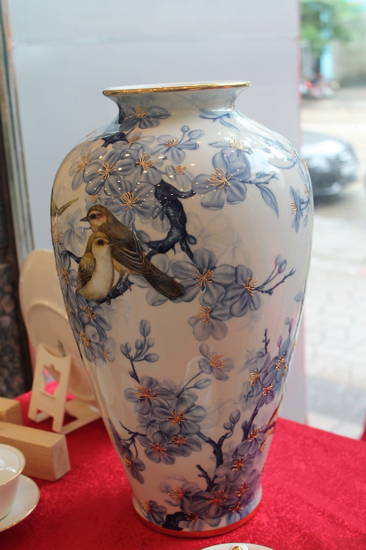 Hình ảnh sống động trên dòng sản ohaamr bình gốm sứ Minh Long.