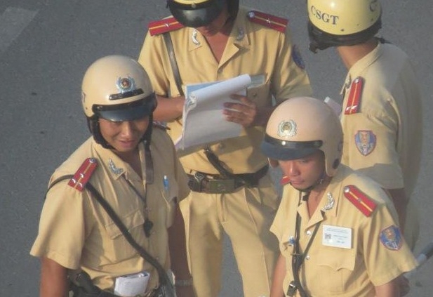 Đình chỉ công tác nhóm CSGT trắng trợn 