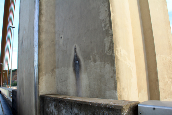 Quảng Ninh: Xuất hiện nhiều điểm rỉ nước trên cây cầu Bãi Cháy