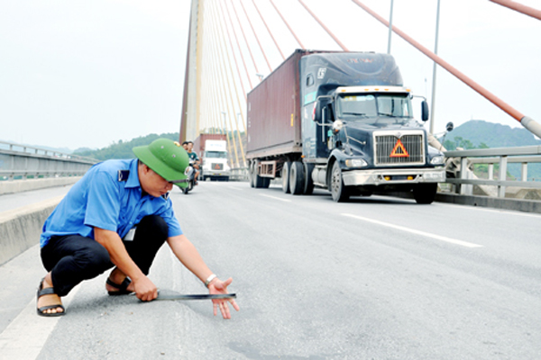 Quảng Ninh: Xuất hiện nhiều điểm rỉ nước trên cây cầu Bãi Cháy