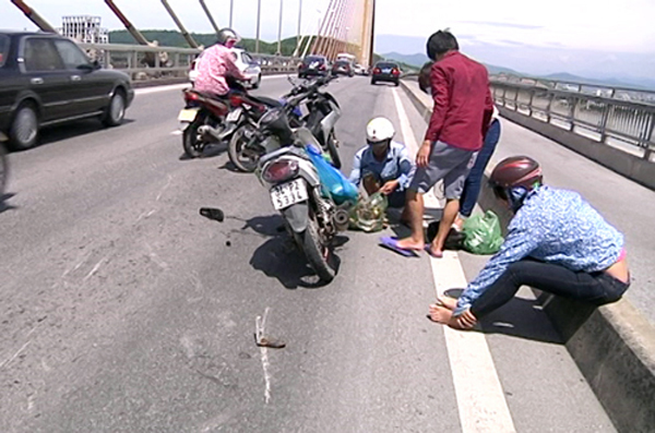 Quảng Ninh: Xuất hiện nhiều điểm rỉ nước trên cây cầu Bãi Cháy