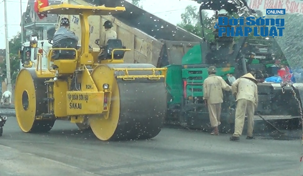 Cận cảnh nhà thầu rải thảm nâng cấp QL1A dưới trời mưa