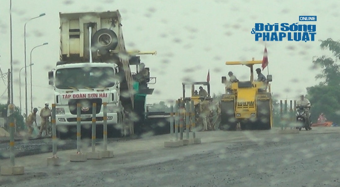 Cận cảnh nhà thầu rải thảm nâng cấp QL1A dưới trời mưa