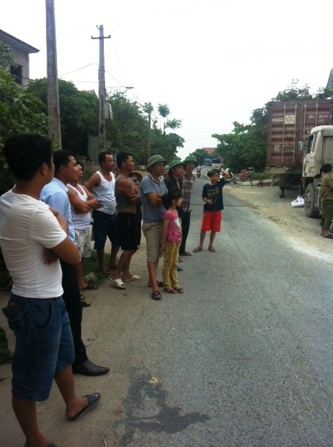 Nghệ An: Hàng trăm người dân bức xúc chặn xe quá tải