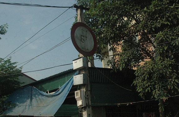 Nghệ An: Hàng trăm người dân bức xúc chặn xe quá tải