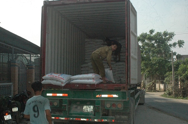 Nghệ An: Hàng trăm người dân bức xúc chặn xe quá tải