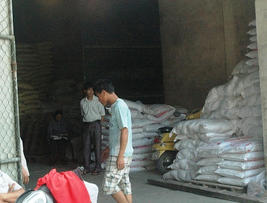 Nghệ An: Hàng trăm người dân bức xúc chặn xe quá tải