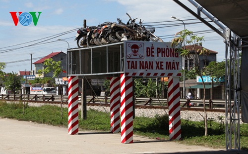 Làm biển cảnh báo TNGT bằng... 8 xe máy bị tai nạn