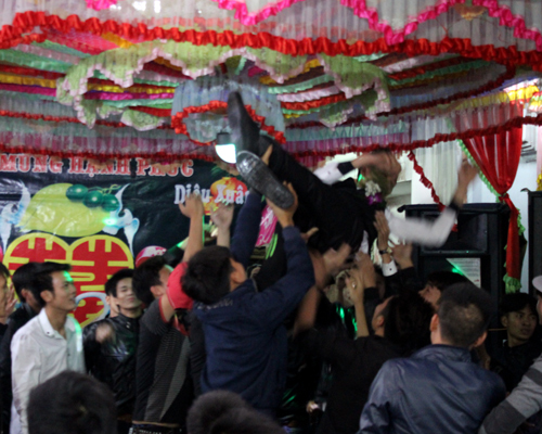  Ngôi làng đi ăn cưới từ lúc gà gáy