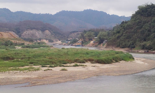 Hàng lậu chọc ‘thủng’ đường biên