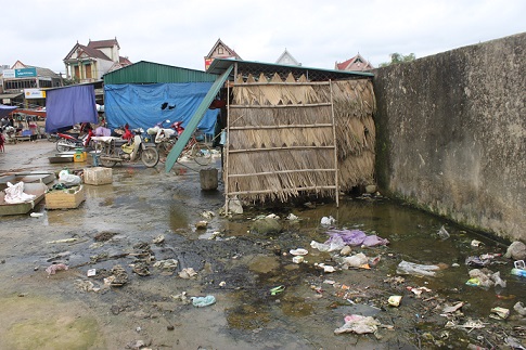 Rác thải tràn ngập chợ Bộng Rác thải tràn ngập chợ Bộng