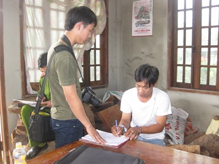 Bắt giữ vụ tàng trữ gỗ quý hiếm tại nhà dân