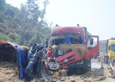 Quảng Bình: Hai xe ô tô đối đầu, hai người thương vong