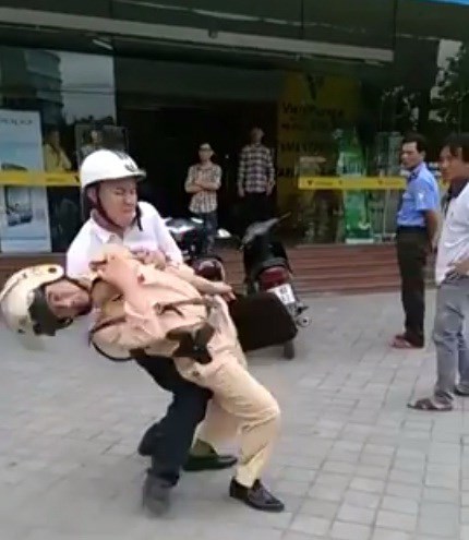 Vụ CSGT bị hành hung: Người dân thờ ơ vì sợ… bị trả thù Vụ CSGT bị hành hung: Người dân thờ ơ vì sợ… bị trả thù