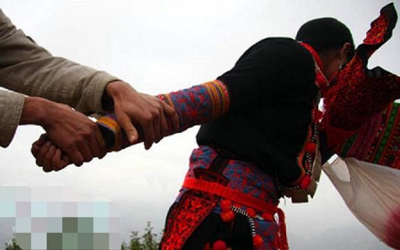 Tháng ngày chua chát của cô sơn nữ bị thầy giáo bắt về làm vợ