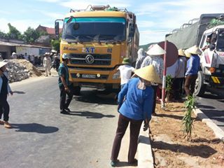 Đi chợ về, một phụ nữ chết thảm dưới gầm xe tải