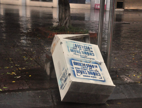 Bão Thần Sấm quét Móng Cái, đường phố chìm trong đổ nát