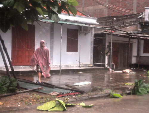 Bão Thần Sấm quét Móng Cái, đường phố chìm trong đổ nát