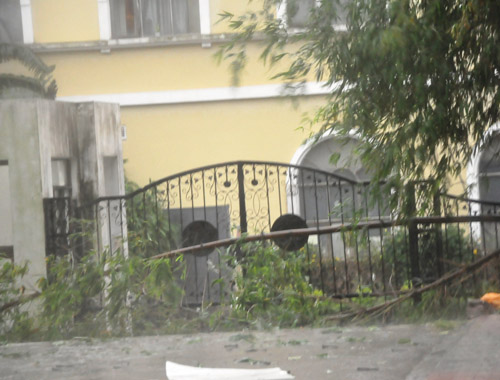 Bão Thần Sấm quét Móng Cái, đường phố chìm trong đổ nát