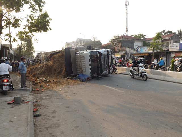 Lật xe chở dưa người dân Huế không “hôi của”