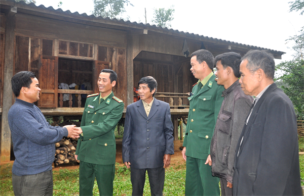 “Neo mình” giữ cột mốc biên cương “Neo mình” giữ cột mốc biên cương