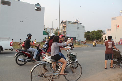 Hiểm họa thả diều trên đường phố