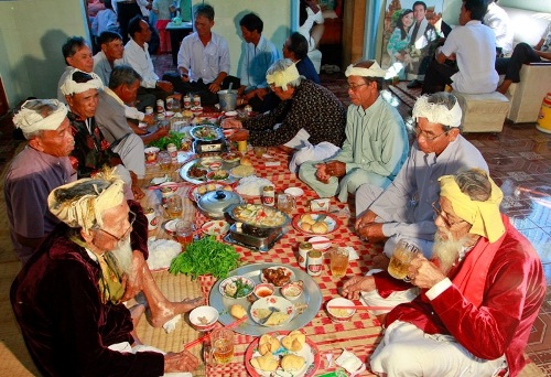 Tục cấm ân ái ba đêm sau cưới của người Chăm Tục cấm ân ái ba đêm sau cưới của người Chăm