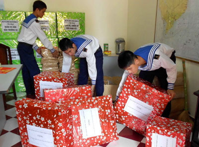 Mang tình cảm đất liền đến đảo xa