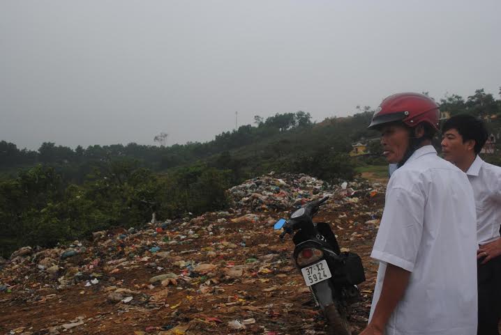 Hà Tĩnh: Biến nghĩa trang thành bãi rác Hà Tĩnh: Biến nghĩa trang thành bãi rác