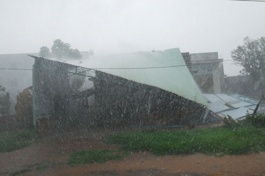 Lốc xoáy kèm mưa đá gây thiệt hại lớn ở Thanh Hóa Lốc xoáy kèm mưa đá gây thiệt hại lớn ở Thanh Hóa