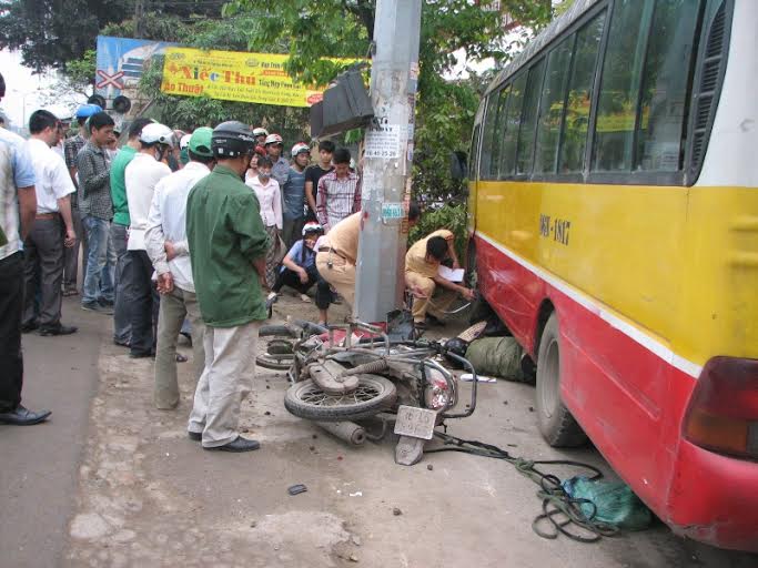 Tai nạn liên hoàn, xe bus tông chết 2 người