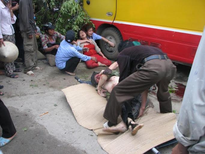 Tai nạn liên hoàn, xe bus tông chết 2 người