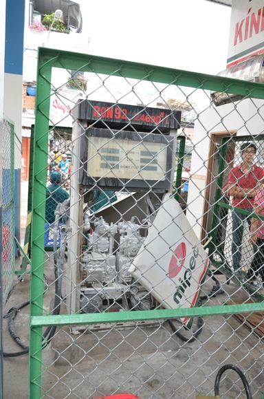 Nổ trụ bơm xăng, khách tháo chạy toán loạn