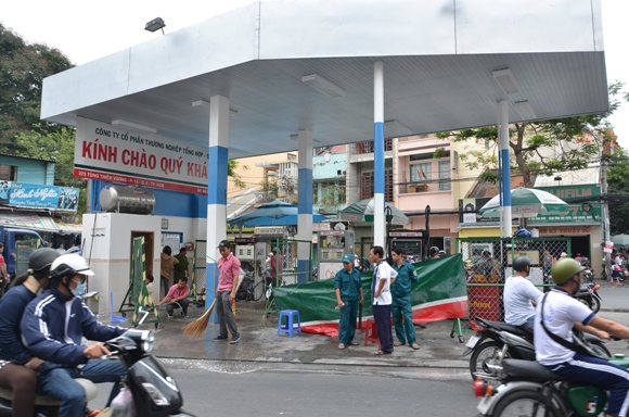 Nổ trụ bơm xăng, khách tháo chạy toán loạn