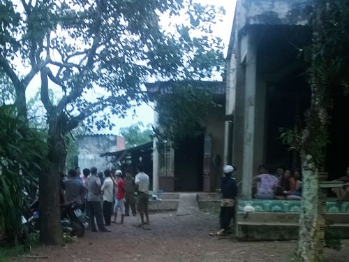 Rúng đông mẹ cùng 2 con nhỏ chết trong tư thế treo cổ