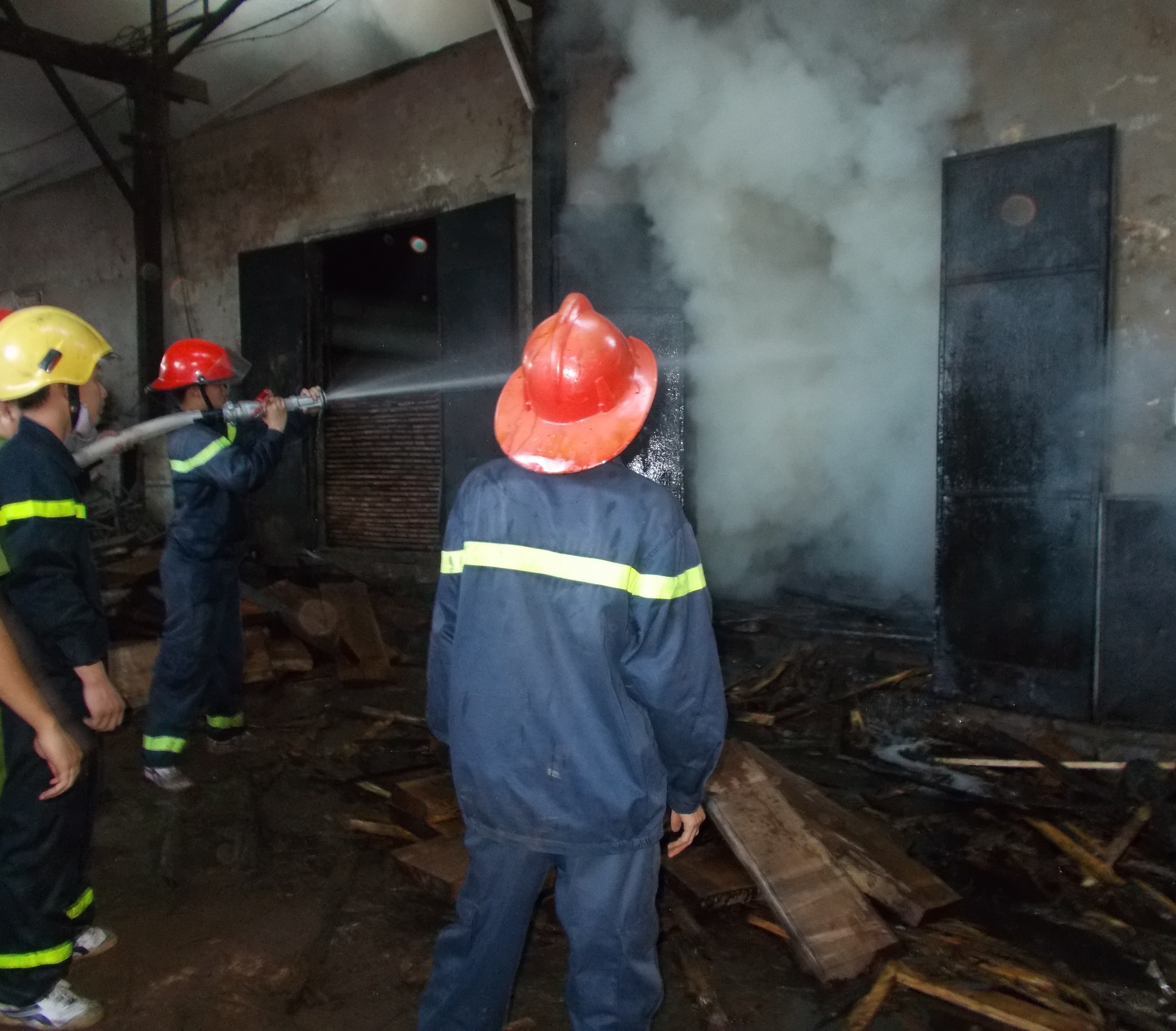 Cháy lớn ở nhà máy sấy gỗ