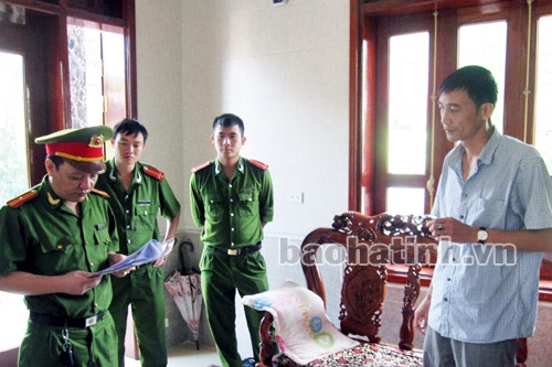 Bắt Phó Chủ tịch Hội đồng GPMB huyện lừa tiền đền bù đất của dân Bắt Phó Chủ tịch Hội đồng GPMB huyện lừa tiền đền bù đất của dân