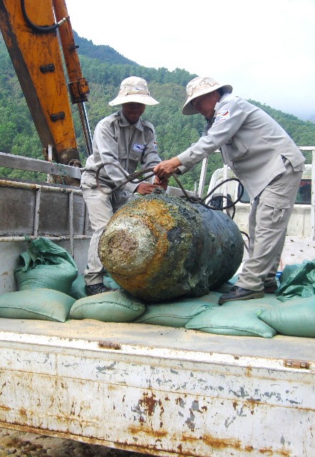 Thót tim xem quá trình di dời, hủy nổ bom 