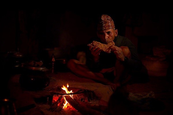 Bộ tộc có cách săn mật ong nguy hiểm nhất thế giới